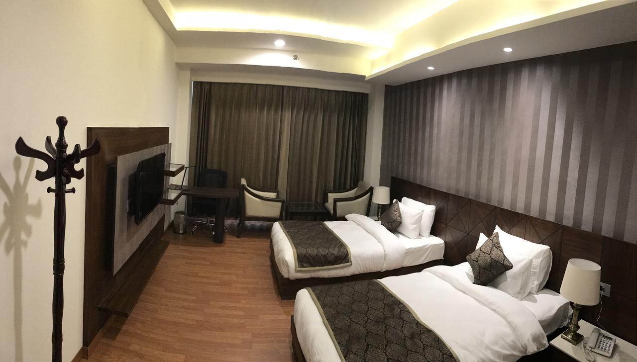 Hotel Imperia Suites Джаландхар Экстерьер фото