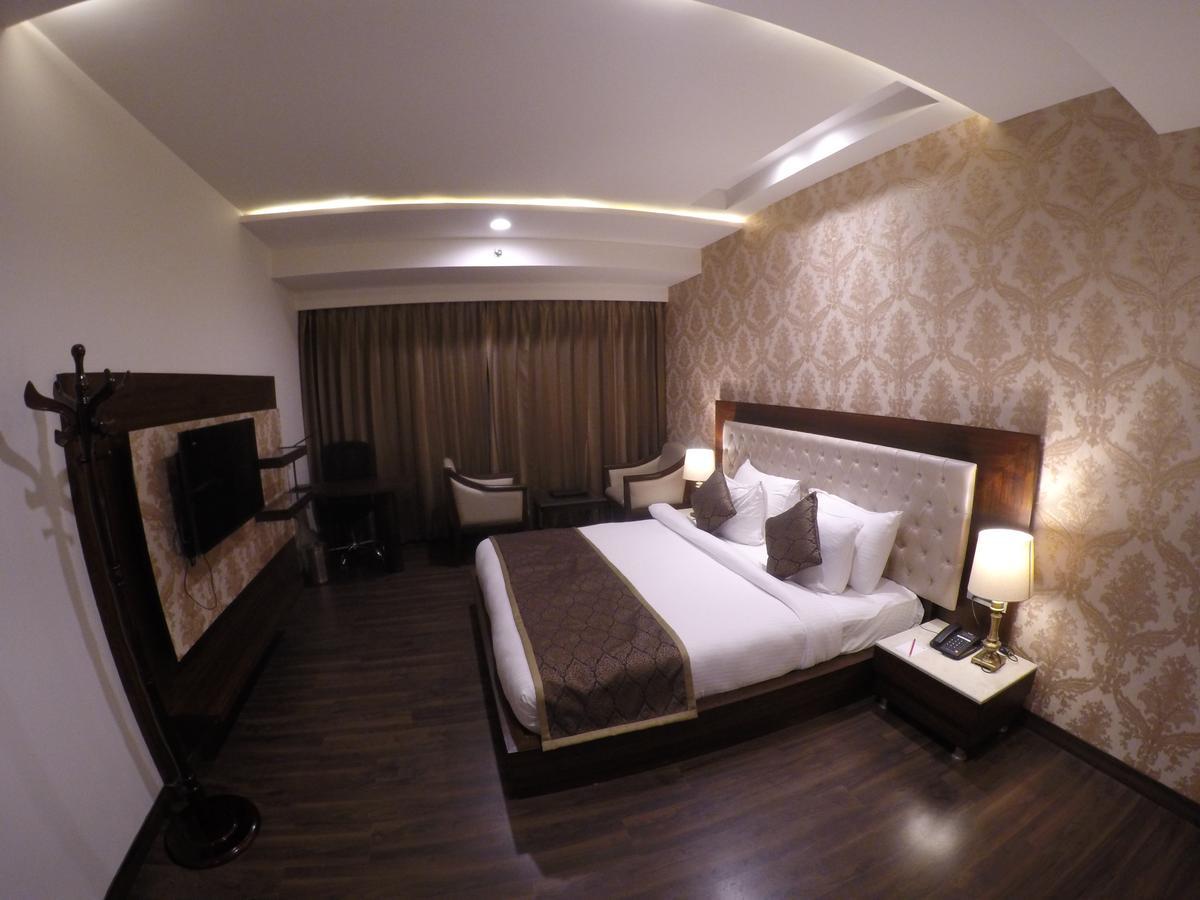 Hotel Imperia Suites Джаландхар Экстерьер фото
