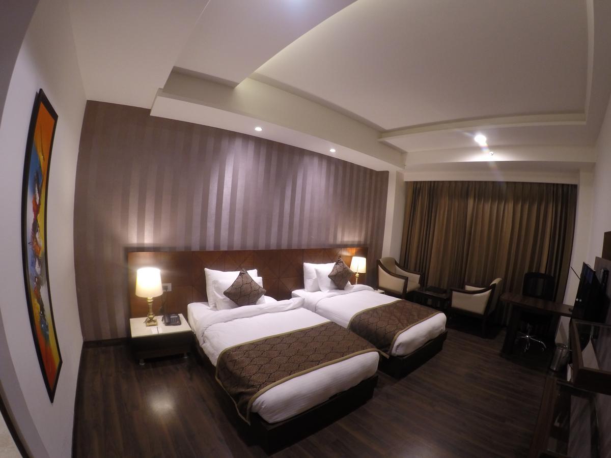 Hotel Imperia Suites Джаландхар Экстерьер фото